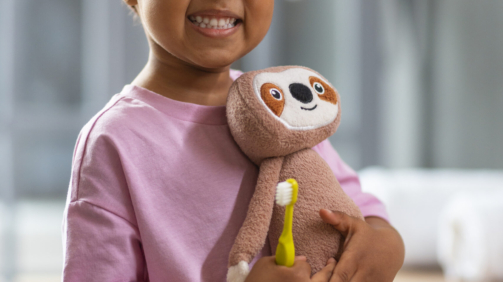 vue-laterale-fille-avec-peluche