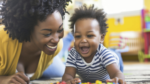 un-jeune-enfant-autiste-joue-avec-sa-famille